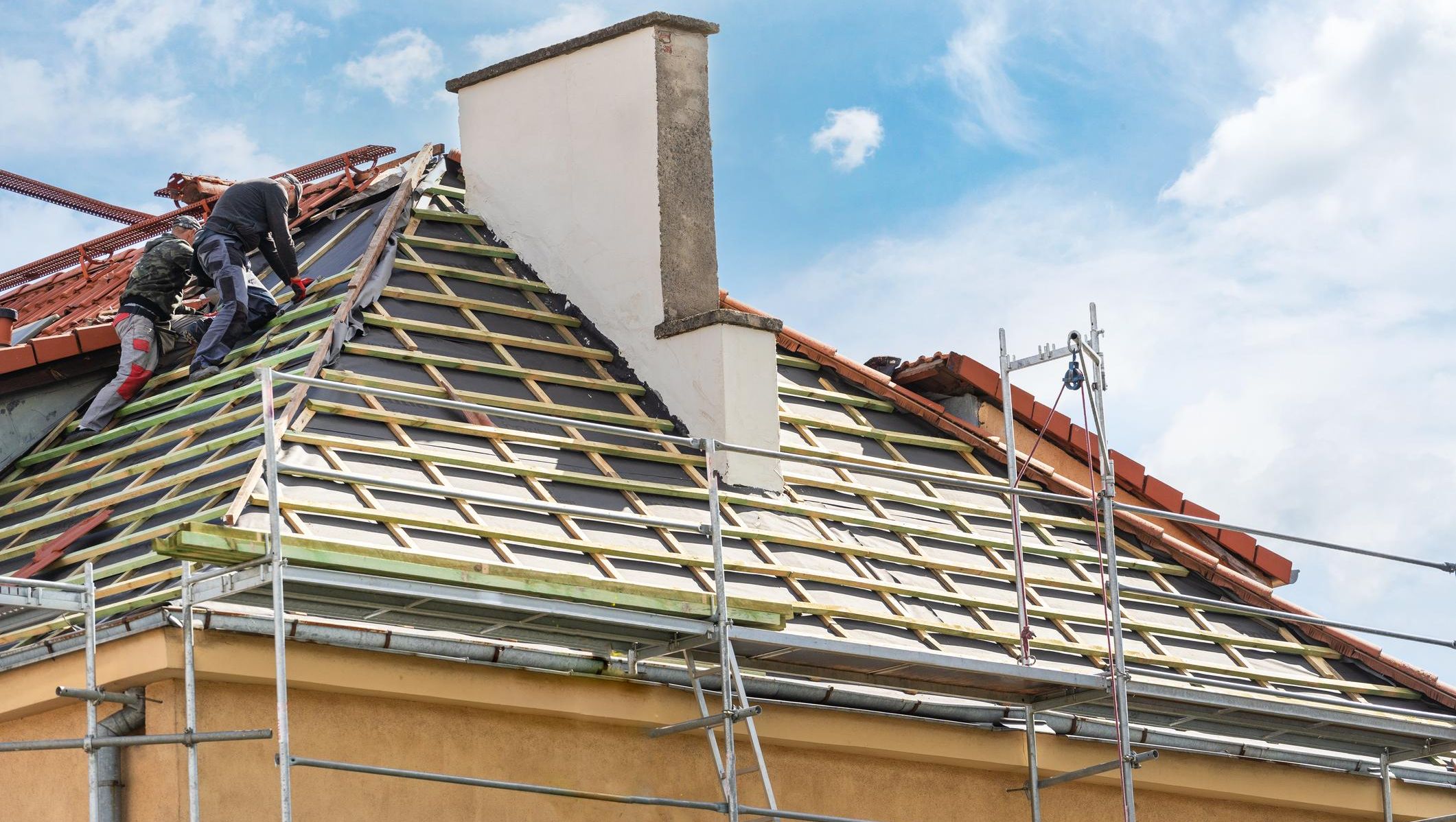 To personer som jobber på tak